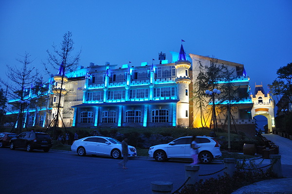 七里坪特色童话主题酒店正式亮灯